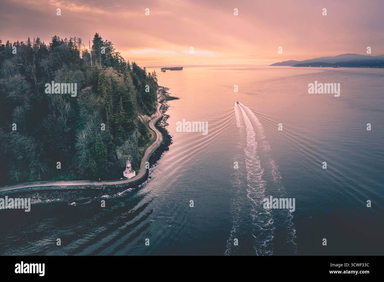 Una piccola barca scivola lungo il tranquillo corso d'acqua accanto a una foresta. Il cielo si illumina di colori tenui mentre il sole tramonta sul tranquillo paesaggio, creando un Foto Stock