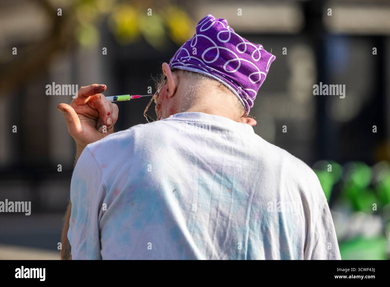 Londra, Regno Unito. 11 ottobre 2025. Gli appassionati di zombie si sono sconcertati nel centro di Londra per il tanto atteso ritorno del World Zombie Day: London 2025. Dopo una pausa di sei anni, i non morti si rialzarono ancora una volta, riunendo fan dell'orrore, famiglie e persino cani per una marcia spaventosa e adatta alle famiglie attraverso le iconiche strade della città. L’evento di quest’anno ha sostenuto con orgoglio l’Hopefield Animal Sanctuary, raccogliendo la consapevolezza e i fondi per il salvataggio e la cura degli animali maltrattati e trascurati. Credito: Abdullah Bailey/Alamy Live News Foto Stock