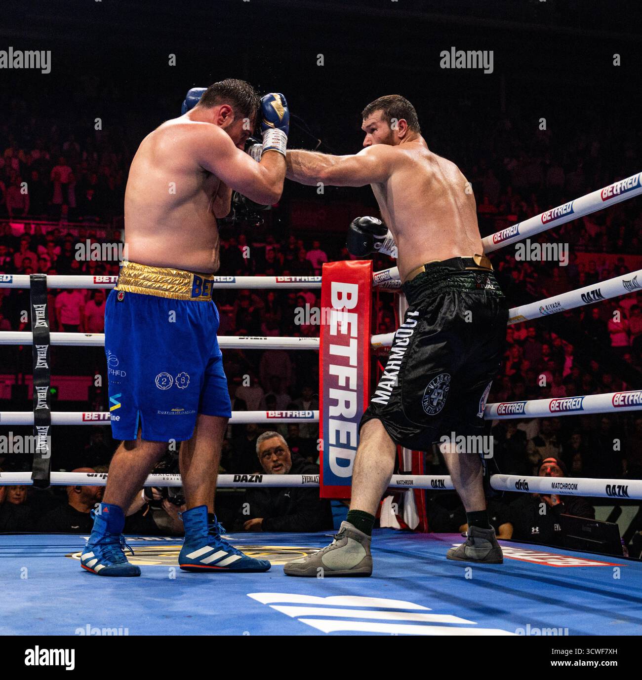 Utilita Arena, Sheffield, Regno Unito. 11 ottobre 2025. Matchroom Boxing, Dave Allen contro Arslanbek Makhmudov; Arslanbek Makhmudov sbarca un jab in WBA Inter-Continental Heavyweight Title contro David Allen Credit: Action Plus Sports/Alamy Live News Foto Stock