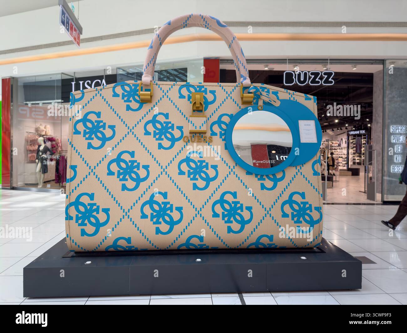 Lubiana, Slovenia - 07.10.2025: Grande esposizione di borse firmate Guess nel centro commerciale - installazione di marchi di moda.ambiente di marketing e vendita al dettaglio Foto Stock