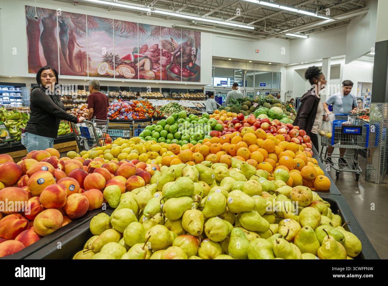 Miami Doral Florida, Walmart Supercenter, grande magazzino discount, frutta in esposizione pere arance mele pesche, negozi di alimentari, California Foto Stock