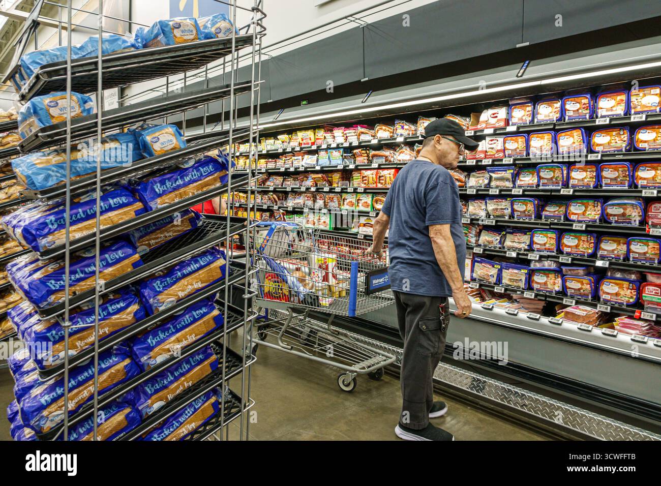 Miami, Doral Florida, Walmart Supercenter, grandi magazzini scontati, corridoio della spesa per adulti e anziani, carrello vicino a frigoriferi Foto Stock