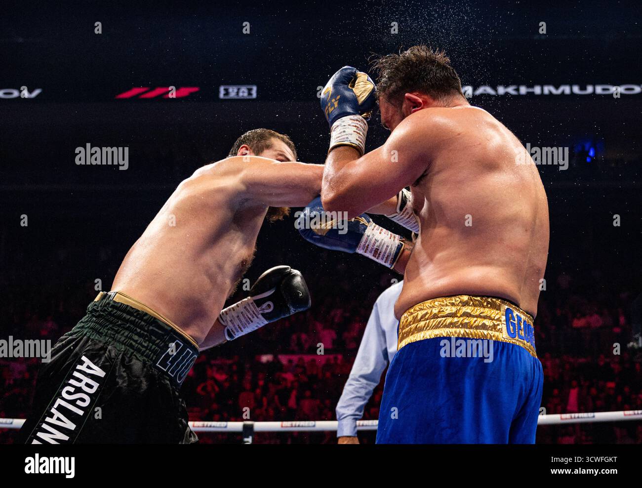 Utilita Arena, Sheffield, Regno Unito. 11 ottobre 2025. Matchroom Boxing, Dave Allen contro Arslanbek Makhmudov; Arslanbek Makhmudov conquista il titolo intercontinentale WBA contro David Allen Credit: Action Plus Sports/Alamy Live News Foto Stock