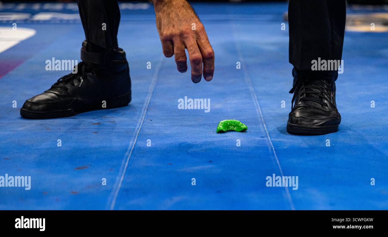 Utilita Arena, Sheffield, Regno Unito. 11 ottobre 2025. Matchroom Boxing, Dave Allen contro Arslanbek Makhmudov; l'arbitro raccoglie il gumshield di Arslanbek Makhmudov dopo un cross shot sulla sua testa da Allen Credit: Action Plus Sports/Alamy Live News Foto Stock