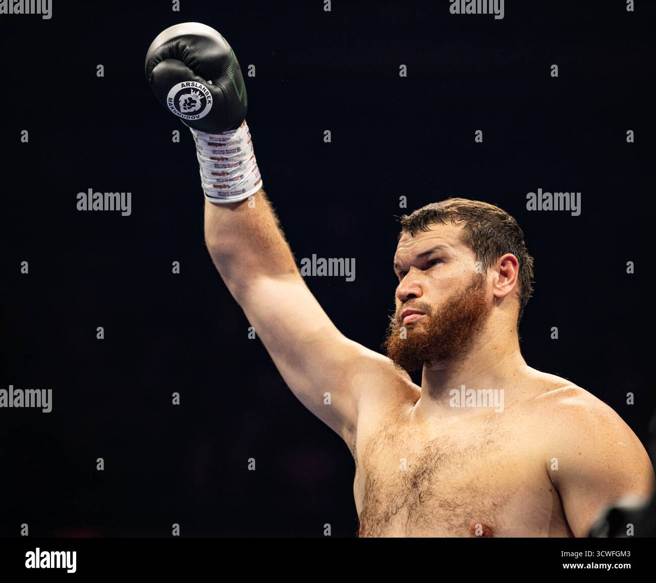 Utilita Arena, Sheffield, Regno Unito. 11 ottobre 2025. Matchroom Boxing, Dave Allen contro Arslanbek Makhmudov; Arslanbek Makhmudov arriva sul ring per il suo match WBA Inter-Continental Heavyweight Title contro David Allen Credit: Action Plus Sports/Alamy Live News Foto Stock