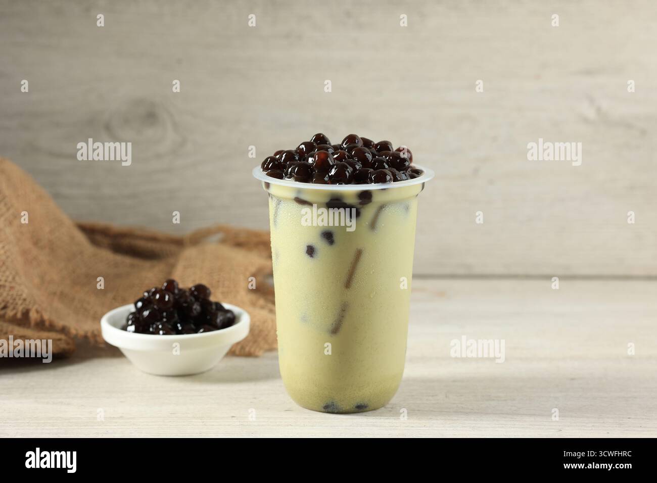 Tè matcha con perle di Tapioca in vetro OPlastic To Go, spazio copia per testo Foto Stock