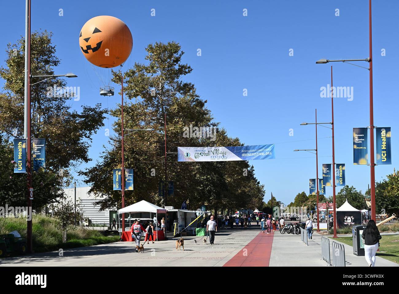 IRVINE, CALIFORNIA - 11 ottobre 2025: Ingresso all'Irvine Global Village Festival, un evento annuale che si tiene al Great Park per celebrare i subacquei della città Foto Stock