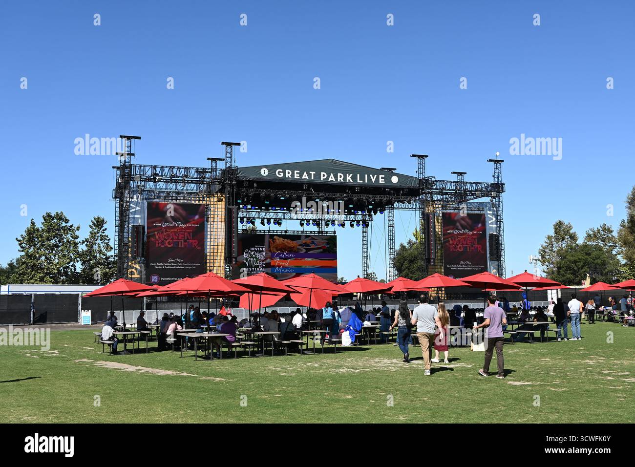 IRVINE, CALIFORNIA - 11 ottobre 2025: Great Park Live Stage presso l'Irvine Global Village Festival un evento annuale per celebrare la comunit variegata della città Foto Stock