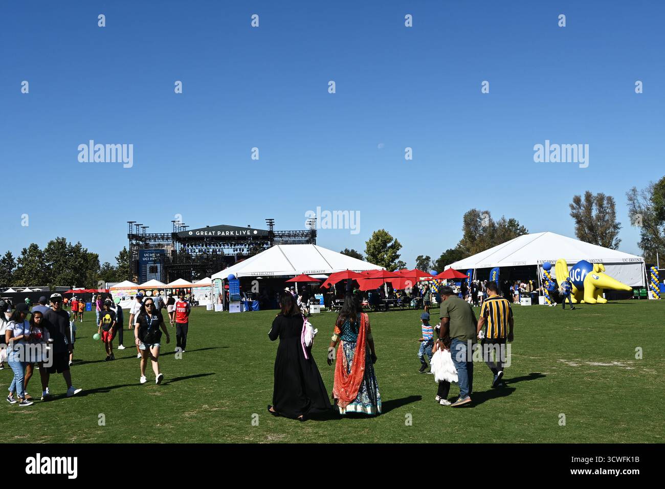 IRVINE, CALIFORNIA - 11 ottobre 2025: People Exploring Great Park Live all'Irvine Global Village Festival, un evento annuale per celebrare i subacquei della città Foto Stock