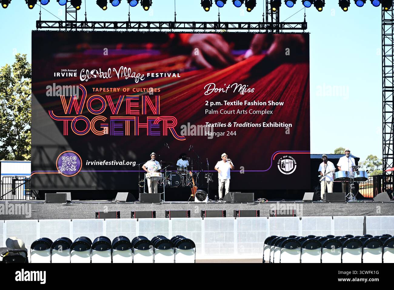 IRVINE, CALIFORNIA - 11 ottobre 2025: Gli artisti sul palco del Great Park Live Stage durante l'Irvine Global Village Festival, un evento annuale per celebrità Foto Stock