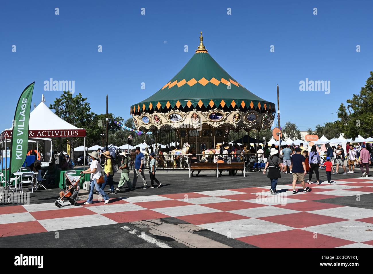 IRVINE, CALIFORNIA - 11 ottobre 2025: Carosello all'Irvine Global Villae Festival un evento annuale che si tiene presso il grande parco per celebrare la variegata comunita' della citta' Foto Stock