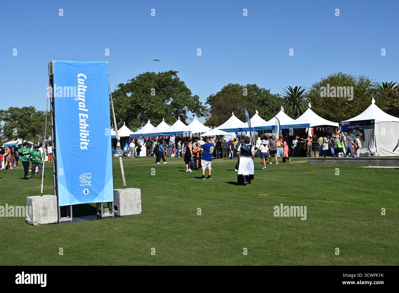 IRVINE, CALIFORNIA - 11 ottobre 2025: Mostre culturali all'Irvine Global Villae Festival un evento annuale che si tiene al Great Park per celebrare le città Foto Stock