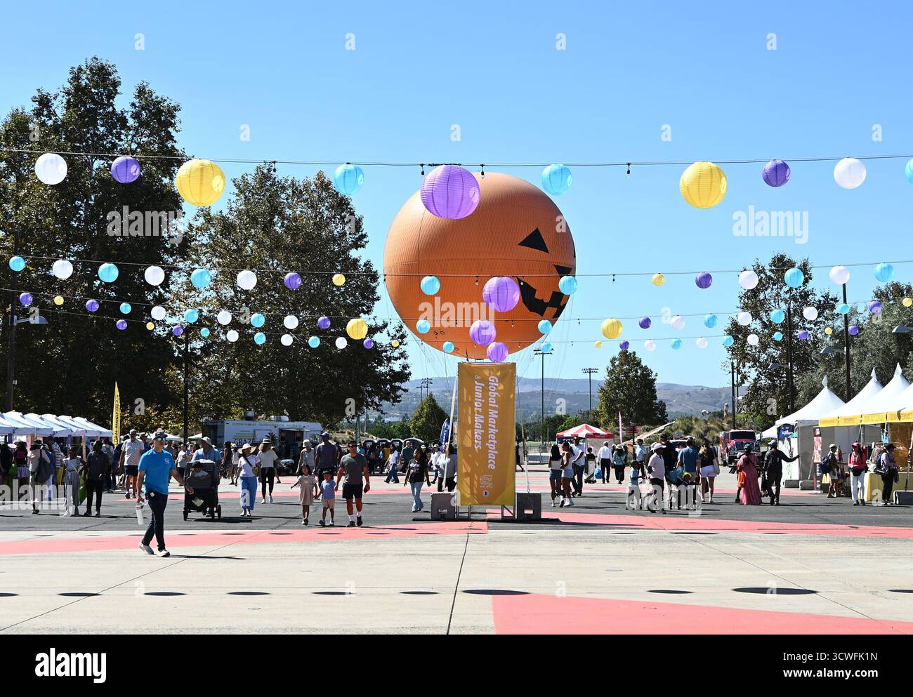 IRVINE, CALIFORNIA - 11 ottobre 2025: The Great Park Balloon Ride che si innalza sopra il Marketplace durante l'Irvine Global Village Festival, un evento annuale che si tiene ogni anno Foto Stock