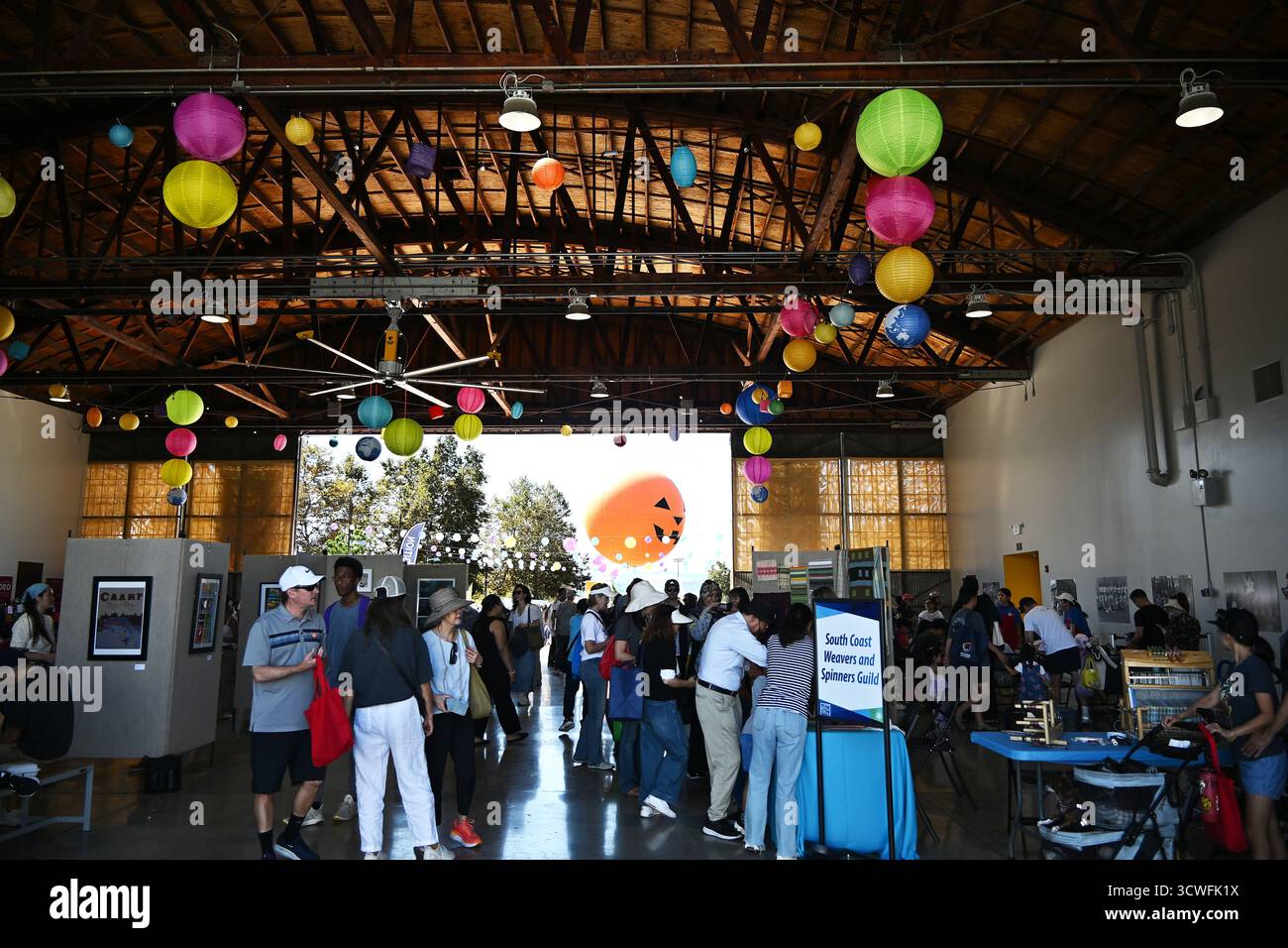 IRVINE, CALIFORNIA - 11 ottobre 2025: People Exploring the Arts Hangar all'Irvine Global Village Festival, un evento annuale per celebrare i subacquei della città Foto Stock