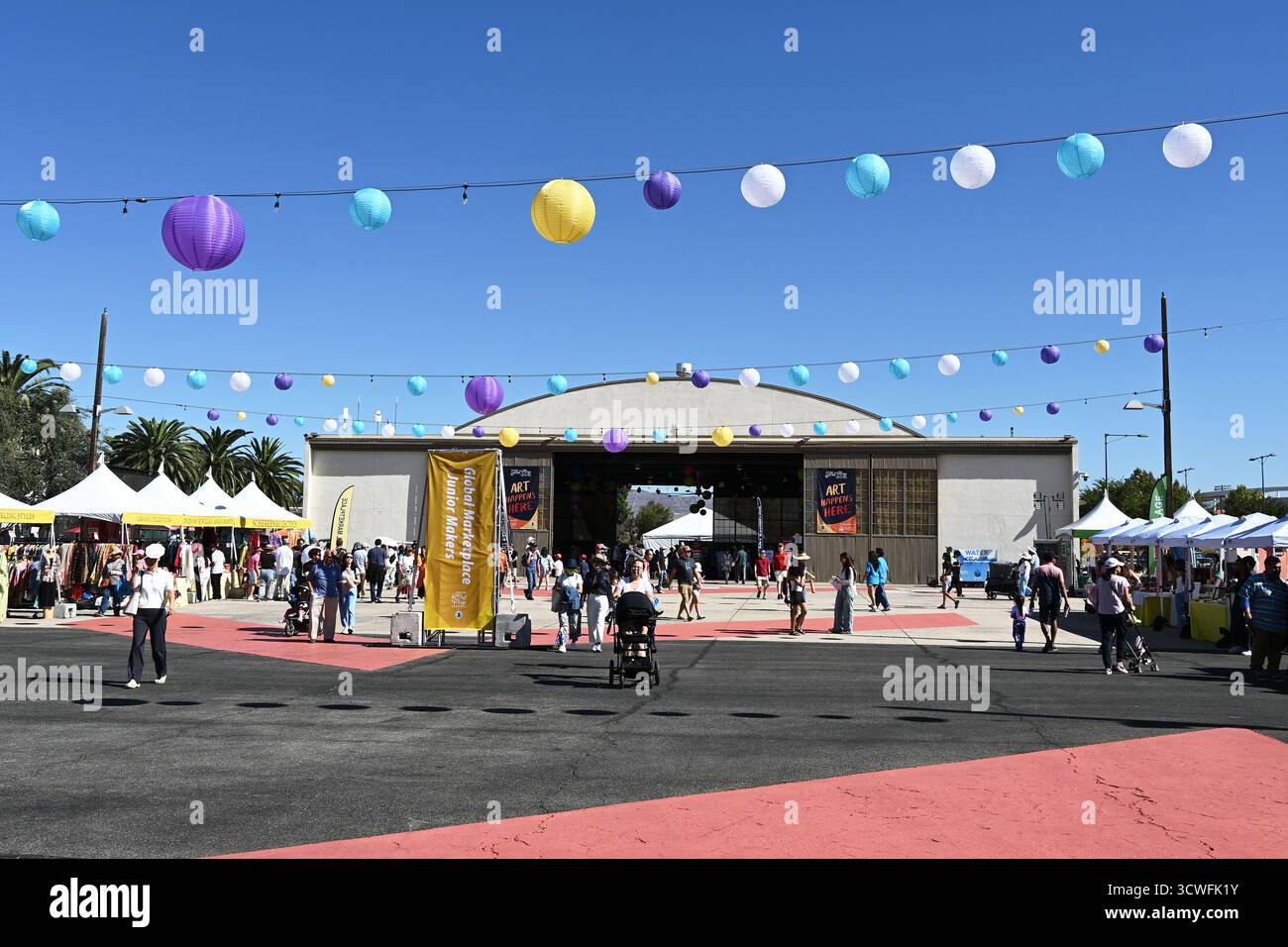IRVINE, CALIFORNIA - 11 ottobre 2025: The Hangar and Art Happens Here e The Global Marketplace all'Irvine Global Village Festival un evento annuale per Foto Stock