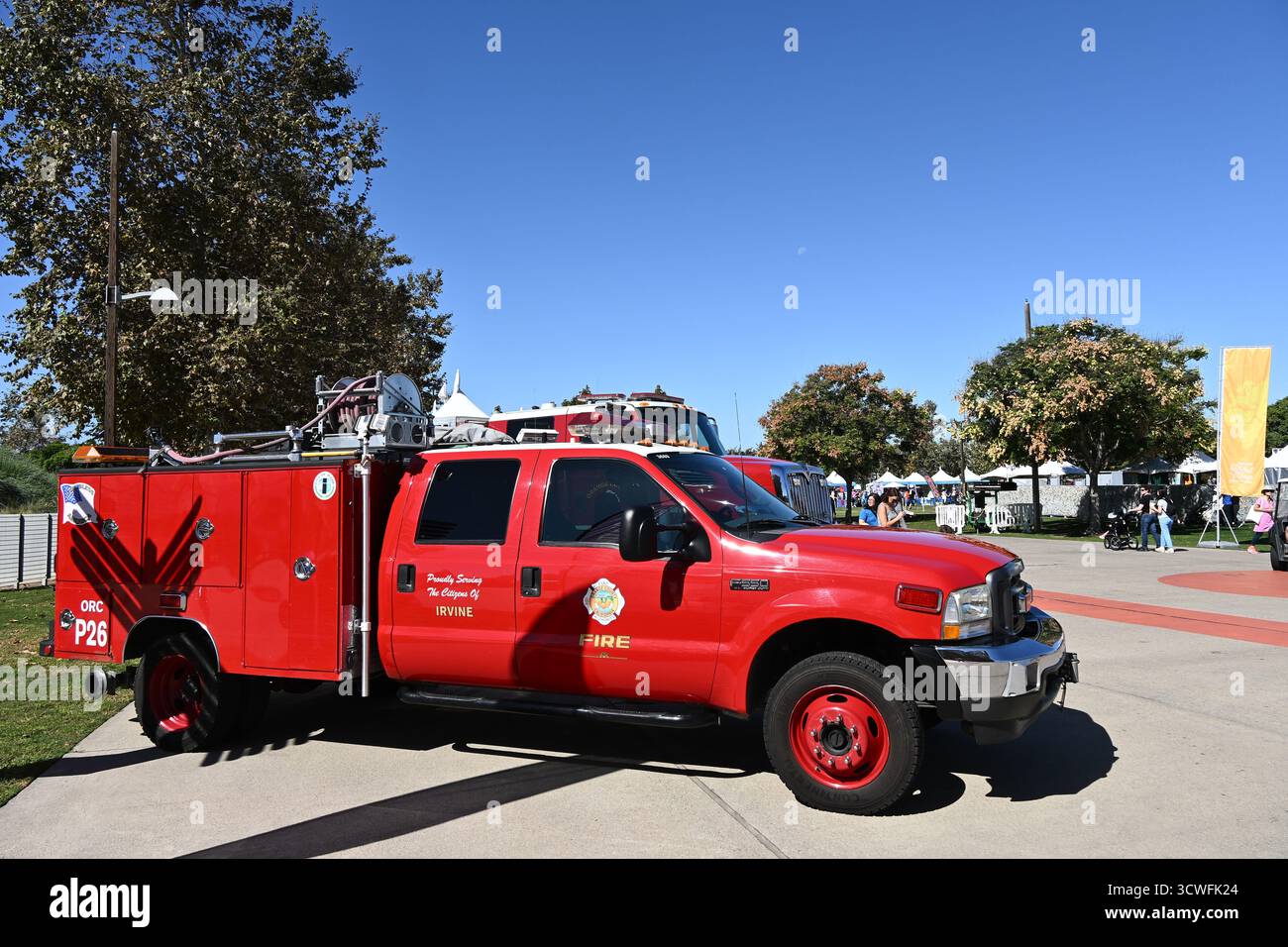 IRVINE, CALIFORNIA - 11 ottobre 2025: Un veicolo antincendio della città di Irvine in mostra all'Irvine Global Village Festival un evento annuale per celebrare il cit Foto Stock