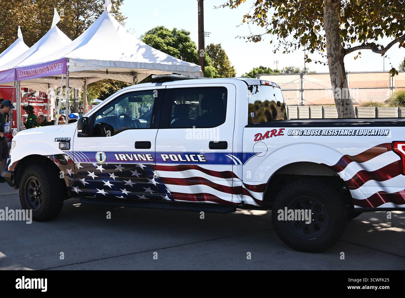 IRVINE, CALIFORNIA - 11 ottobre 2025: Un veicolo del dipartimento di polizia della città di Irvine DARE in mostra all'Irvine Global Village Festival un evento annuale per Foto Stock