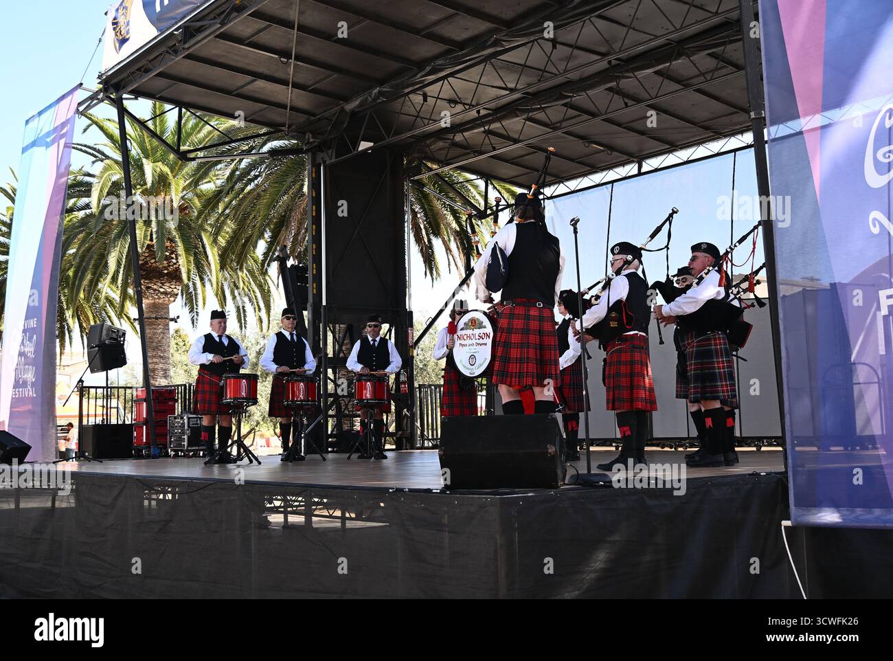 IRVINE, CALIFORNIA - 11 ottobre 2025: Nicholson Pipes and Drums si esibiscono all'Irvine Global Village Festival, un evento annuale per celebrare il subacqueo della città Foto Stock