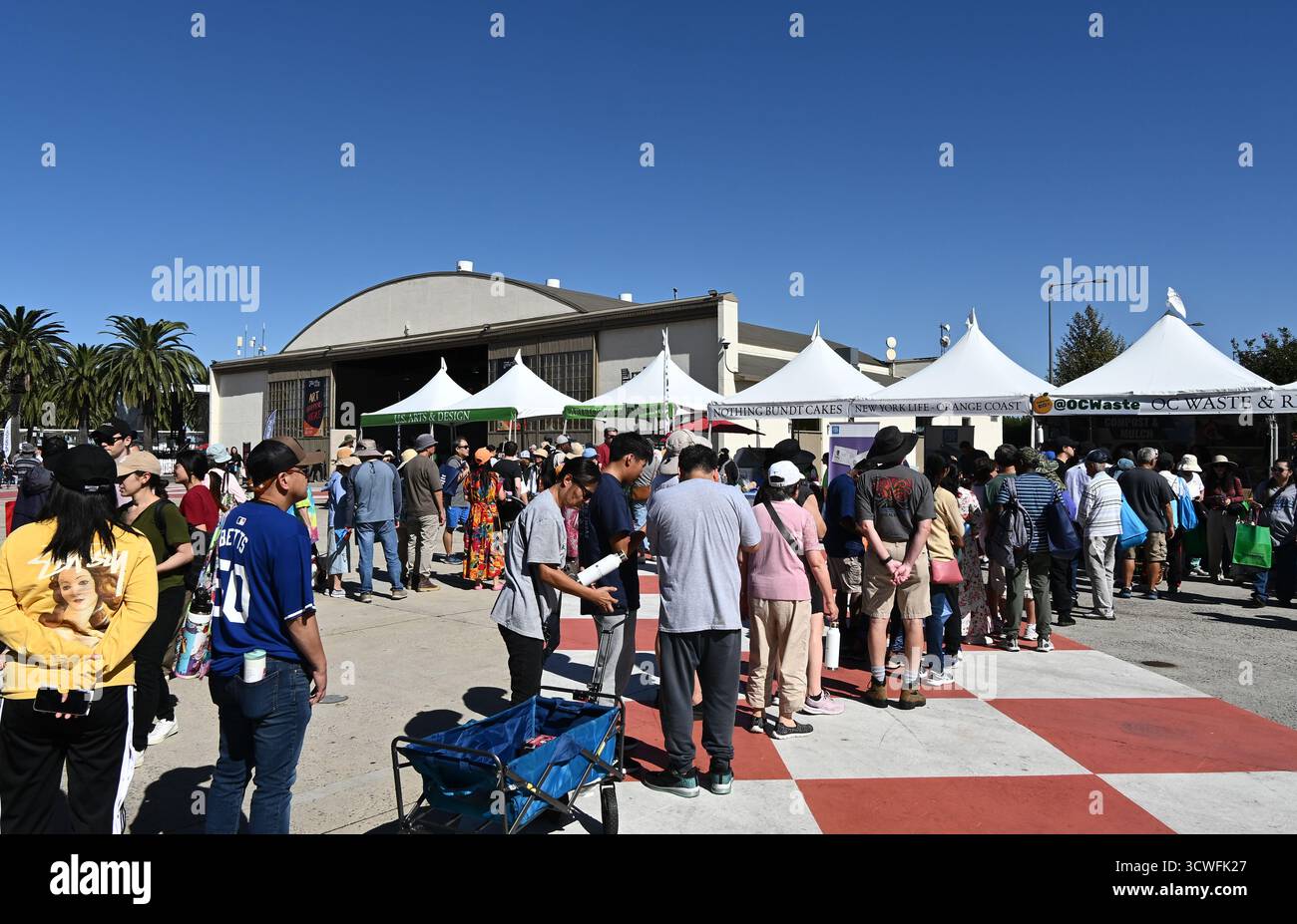 IRVINE, CALIFORNIA - 11 ottobre 2025: Persone in fila in una delle tante mostre durante l'Irvine Global Village Festival, un evento annuale per celebrare il Foto Stock