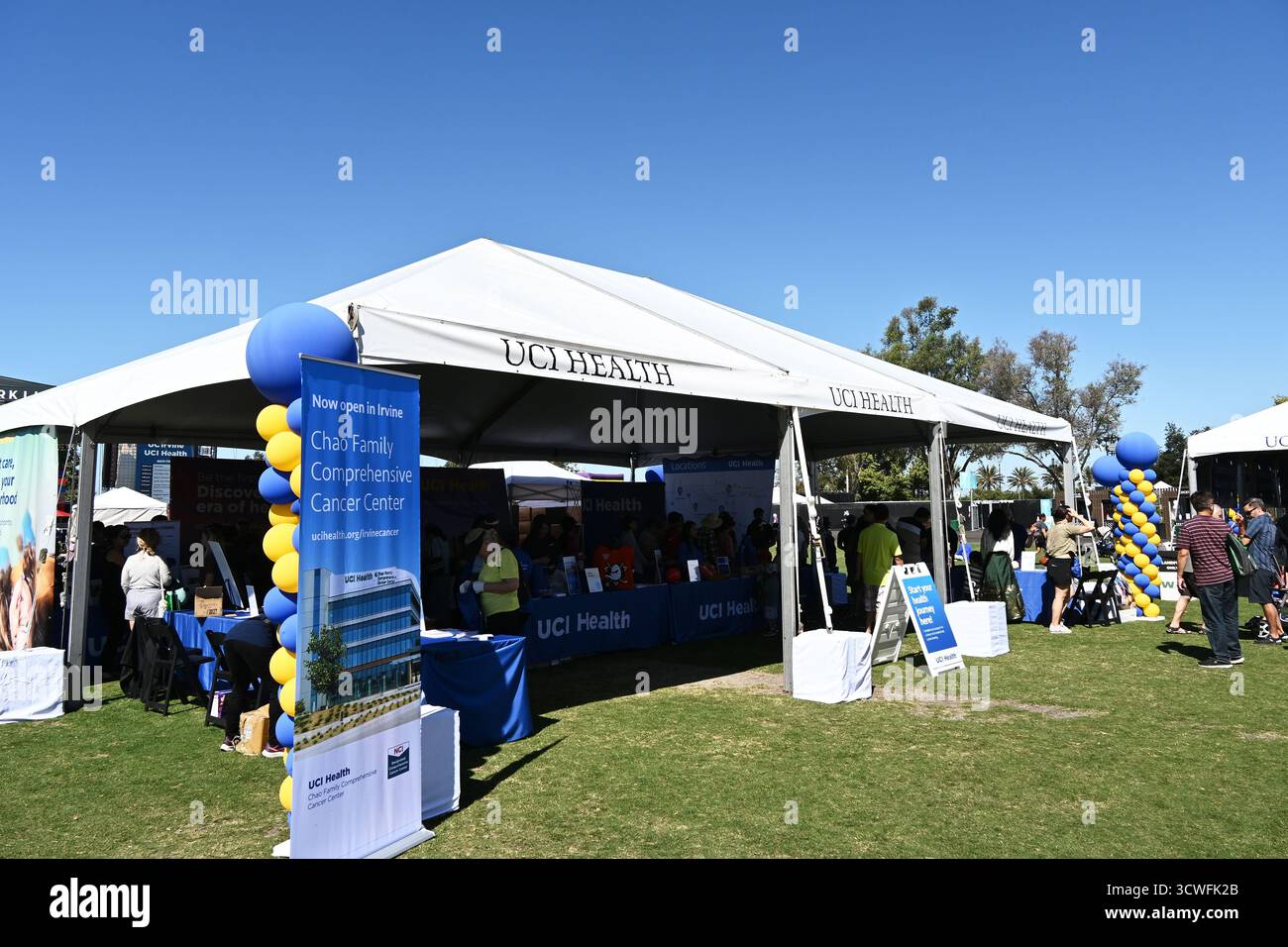 IRVINE, CALIFORNIA - 11 ottobre 2025: L'Università della California Irvine, tenda UCI Health all'Irvine Global Village Festival un evento annuale per celebr Foto Stock