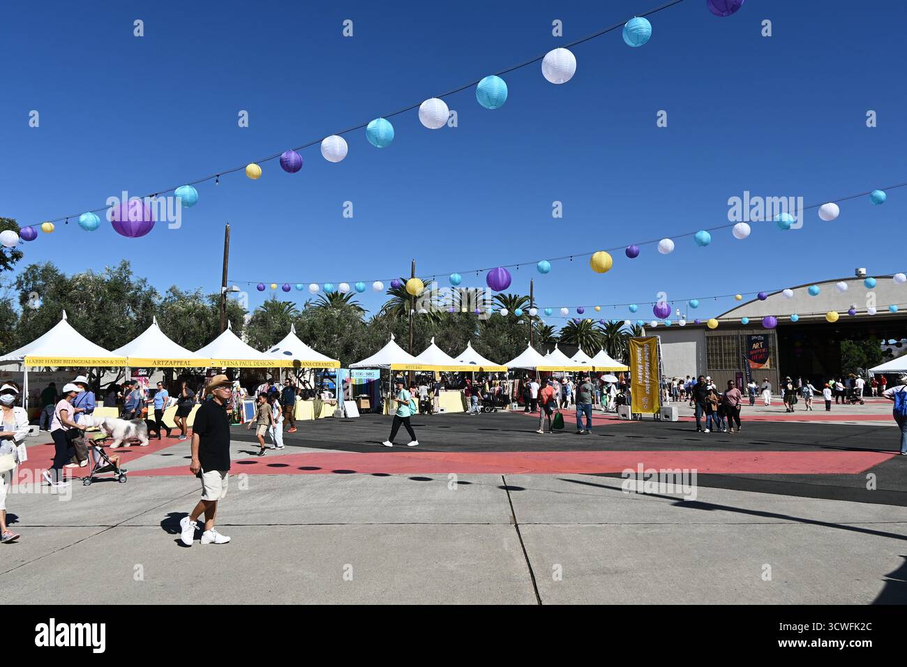 IRVINE, CALIFORNIA - 11 ottobre 2025: Chioschi venditori nel Marketplace durante l'Irvine Global Village Festival un evento annuale per celebrare le città di Foto Stock