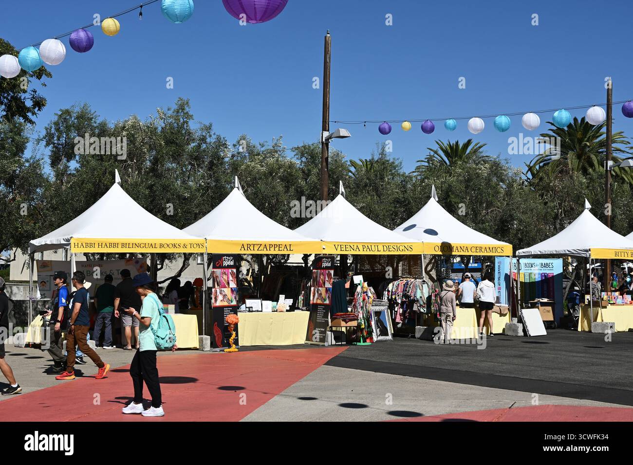 IRVINE, CALIFORNIA - 11 ottobre 2025: Chioschi venditori nel Marketplace durante l'Irvine Global Village Festival un evento annuale per celebrare le città di Foto Stock