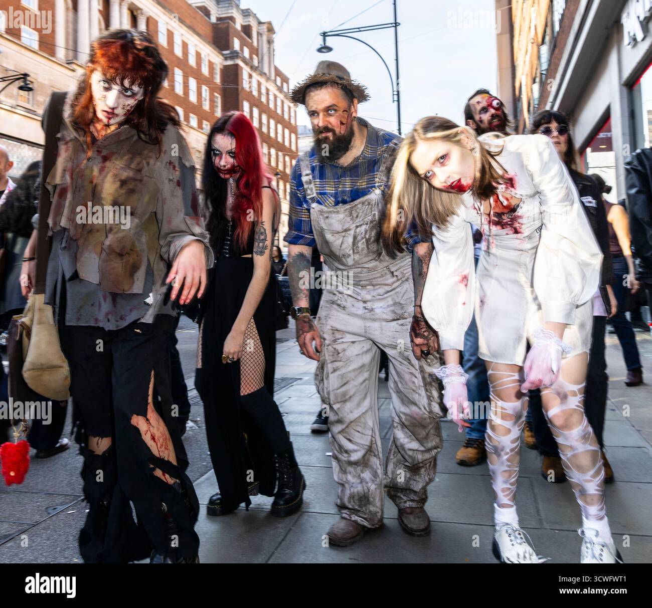 World Zombie Day Londra 2025.l'evento di quest'anno è supportato da Hopefield Animal Sanctuary, sensibilizzando e finanziando il salvataggio e la cura degli animali maltrattati e trascurati Foto Stock
