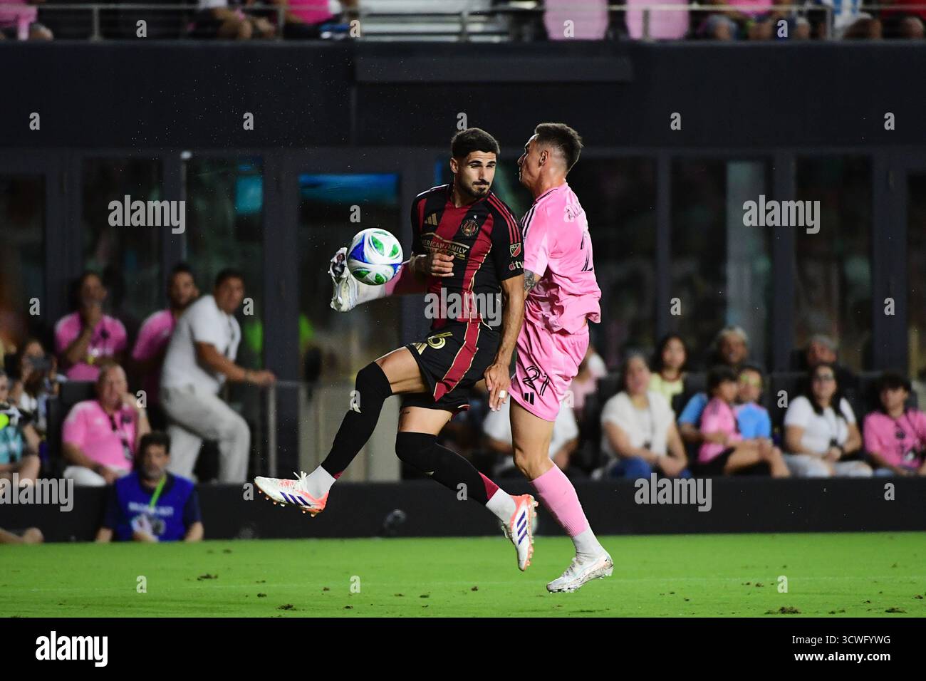 Fort Lauderdale, Stati Uniti. 11 ottobre 2025. L'attaccante Tadeo Allende (21) cerca di calciare il pallone intorno al difensore dell'Atlanta United FC Juan Berrocal (6) 11 ottobre 2025 al Chase Stadium di Fort Lauderdale, Florida. (Foto di JC Ruiz/Sipa USA) credito: SIPA USA/Alamy Live News Foto Stock