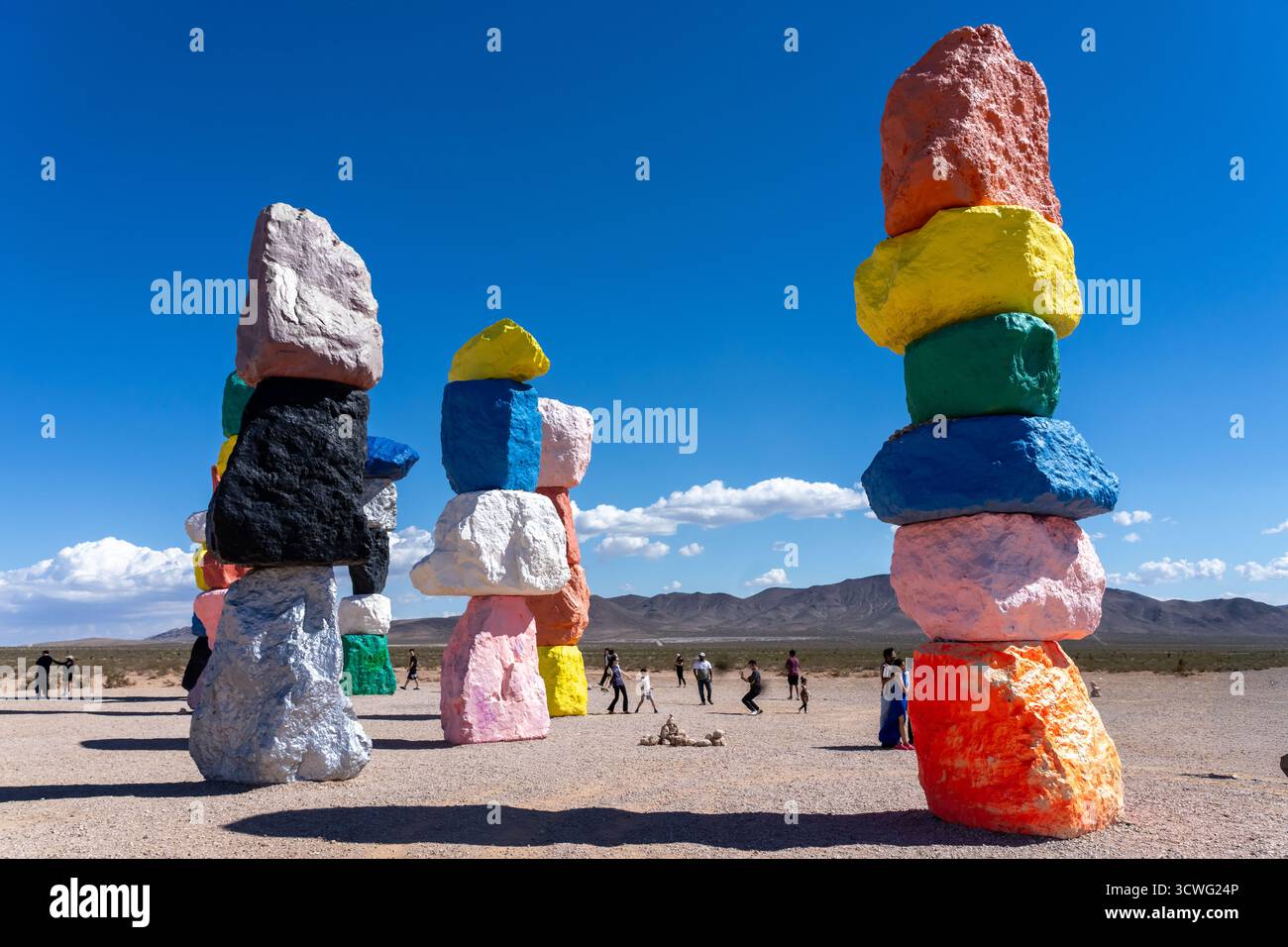 Seven Magic Mountains, Las Vegas, Nevada è un'installazione artistica pubblica creata dall'artista svizzero Ugo Rondinome Foto Stock