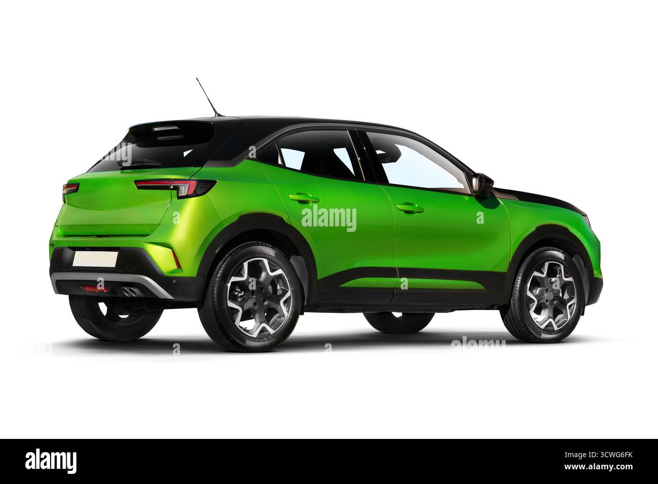 Scatto in studio per catturare il lato posteriore e parziale destro di un'auto b-suv di colore verde su sfondo bianco Foto Stock