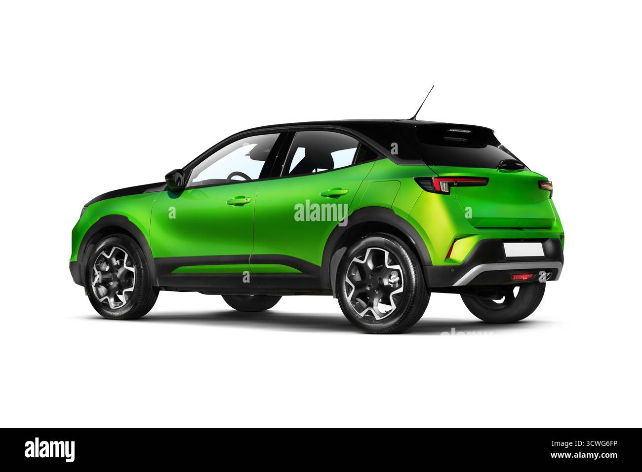 Scatto in studio per catturare il lato posteriore e parziale sinistro di un'auto B-suv verde su sfondo bianco Foto Stock