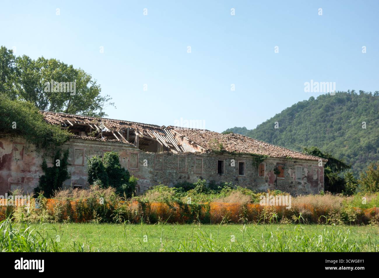 Vecchia fattoria in pietra abbandonata nella campagna italiana Foto Stock