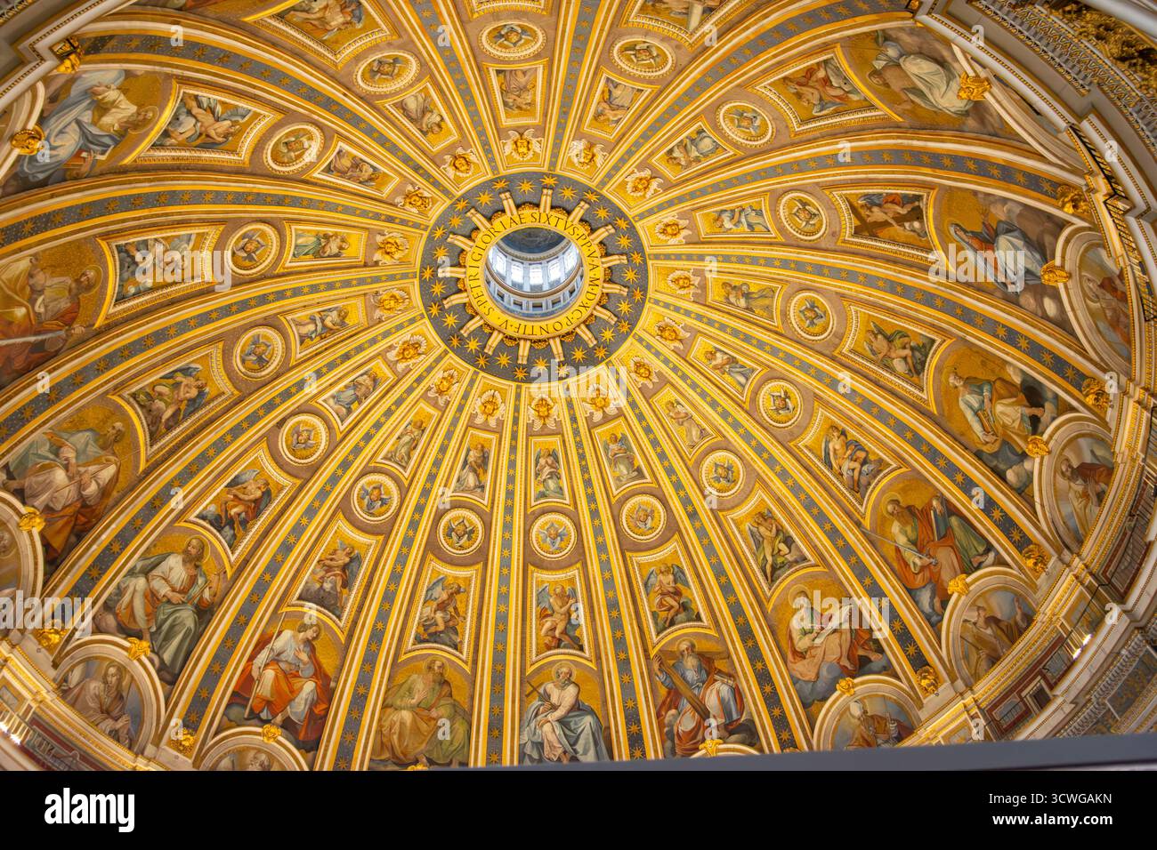 Decorazione della cupola della Basilica di San Pietro. Vista interna. Foto Stock