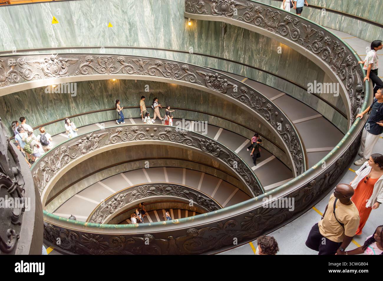 Scala del Bramante nei Musei Vaticani in Vaticano. Famosa scalinata progettata da Giuseppe Momo vista dall'alto. Foto Stock
