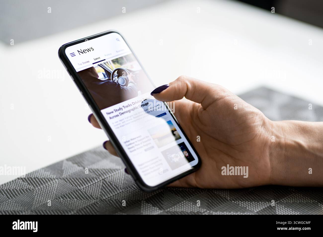 Notizie al telefono. Comunicato stampa nei media. Articolo o titoli. Leggere giornali online sullo schermo del cellulare. Il più recente sito Web per dispositivi mobili digital mockup. Foto Stock
