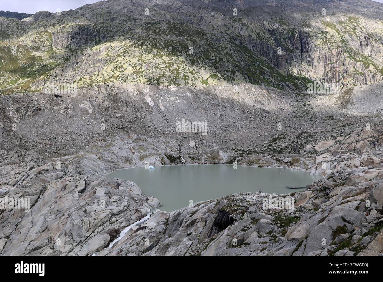 Deflusso del lago dal ghiacciaio del Rodano nel Canton Vallese, Svizzera Foto Stock