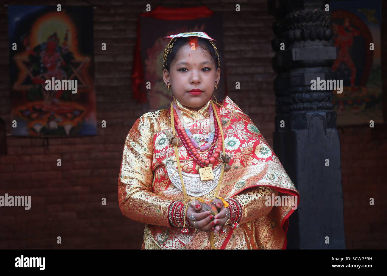 Kathmandu, Nepal. 12 ottobre 2025. Trishna Shakya, ex Dea vivente Kumari, partecipa alla sua cerimonia IHI o bel Bibaha a Kathmandu, Nepal, il 12 ottobre 2025. Il suo mandato terminò il 30 settembre 2025 dopo che la bambina di due anni e mezzo si insediò formalmente come la dea reale vivente Kumari. Bel Bibaha, o IHI, è una cerimonia di matrimonio nella comunità newar del Nepal in cui le ragazze pre-adolescenti sono ''sposate'' con il frutto di bael (mela di legno). Le ragazze della comunità di Newar si sposano tre volte nella loro vita, al frutto della pelle e al sole prima di sposare un umano. (Immagine di credito: © Sunil Sharma/ZU Foto Stock