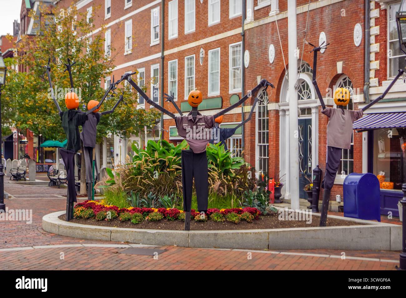 Spaventapasseri di Halloween con teste di zucca e costumi in Market Square, Portsmouth, New Hampshire, tra decorazioni natalizie autunnali. Foto Stock
