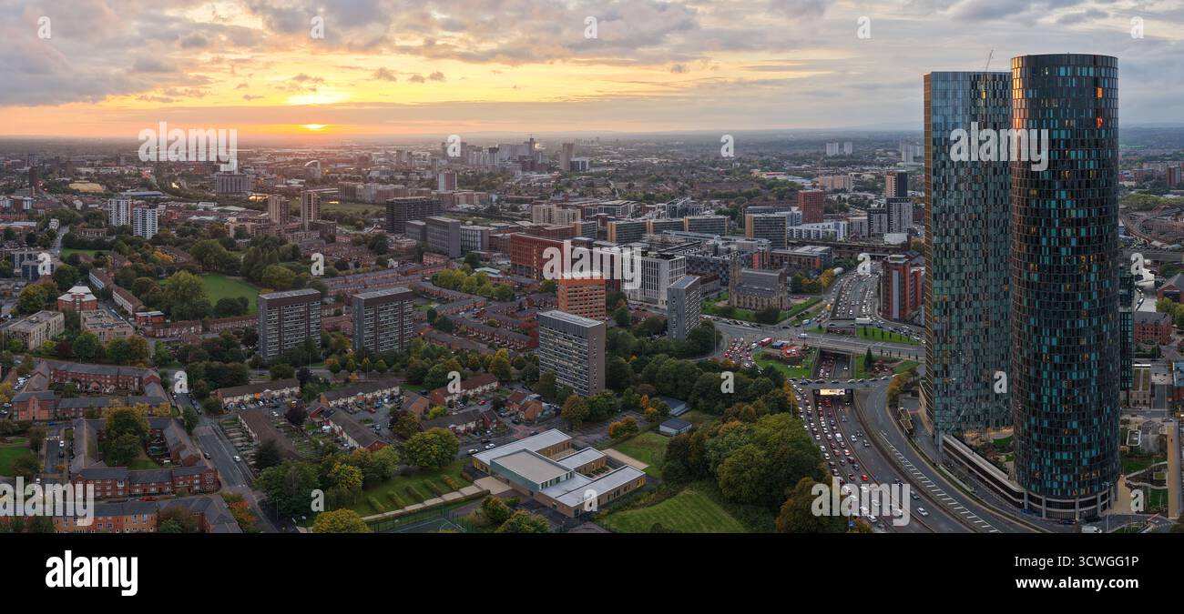 Vista aerea panoramica sulla rotatoria di Hulme e Mancunian Way al tramonto Foto Stock