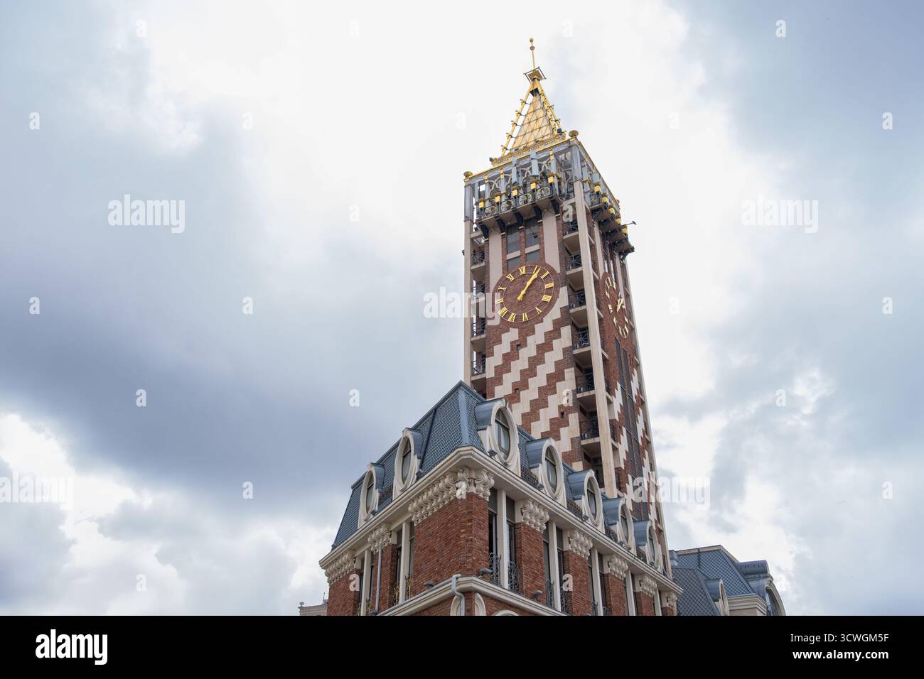 Famosa torre dell'orologio in Piazza, Batumi, Georgia. Area pubblica aperta in stile italiano in città, sfondo nuvoloso. Le attrazioni più visitate e popolari Foto Stock