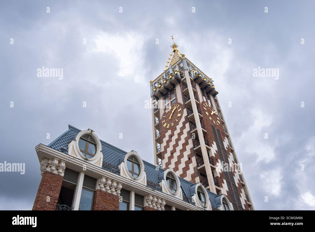 Famosa torre dell'orologio in Piazza, Batumi, Georgia. Area pubblica aperta in stile italiano in città, sfondo nuvoloso. Le attrazioni più visitate e popolari Foto Stock