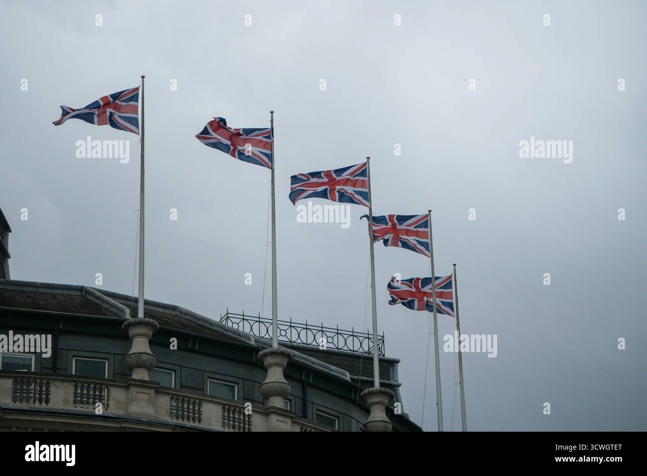 Union Jacks che volano in cima a un edificio Foto Stock
