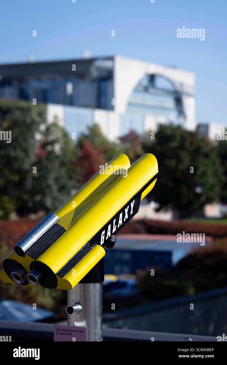 Ausstellung Â die Moeglichkeit der UnvernunftÂ , Jan Boehmermann DEU, Deutschland, Germania, Berlino, 02.10.2025 Fernrohr Galaxy installiert, um in das Kanzlerbuero im Kanzleramt zu schauen im Rahmen der Ausstellung Â die Moeglichkeit der UnvernunftÂ vor dem Haus der Kulturen der Welt HKW Kongresshalle in Berlin Deutschland. Jan Boehmermann , deutscher Fernsehmoderator und Satiriker ,und die Gruppe Royale vom ZDF Magazin Royale besetzen vom 27. Settembre fino al 19. Oktober 2025 mit der Ausstellung die Möglichkeit der Unvernunft und einem umfangreichen Veranstaltungsprogramm die Kongresshalle Foto Stock
