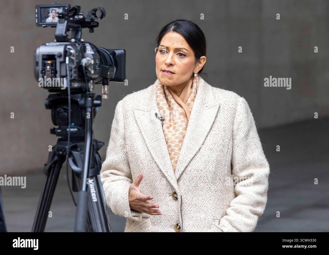 Londra, Regno Unito. 12 ottobre 2025. Il Ministro degli Esteri ombra, Priti Patel, fa un'intervista alla BBC dopo essere apparso domenica con Laura Kuennsberg. Parla, tra le altre cose, della situazione palestinese israeliana. Crediti: Mark Thomas/Alamy Live News Foto Stock