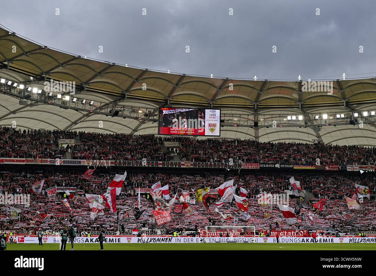 VfB Stuttgart, Cannstatter Kurve, blocco ventola, ventole, curva ventola, bandiere, bandiere, atmosfera, atmosfera suggestiva MHPArena, MHP Arena Stuttgart, Baden-Wuerttemberg Foto Stock