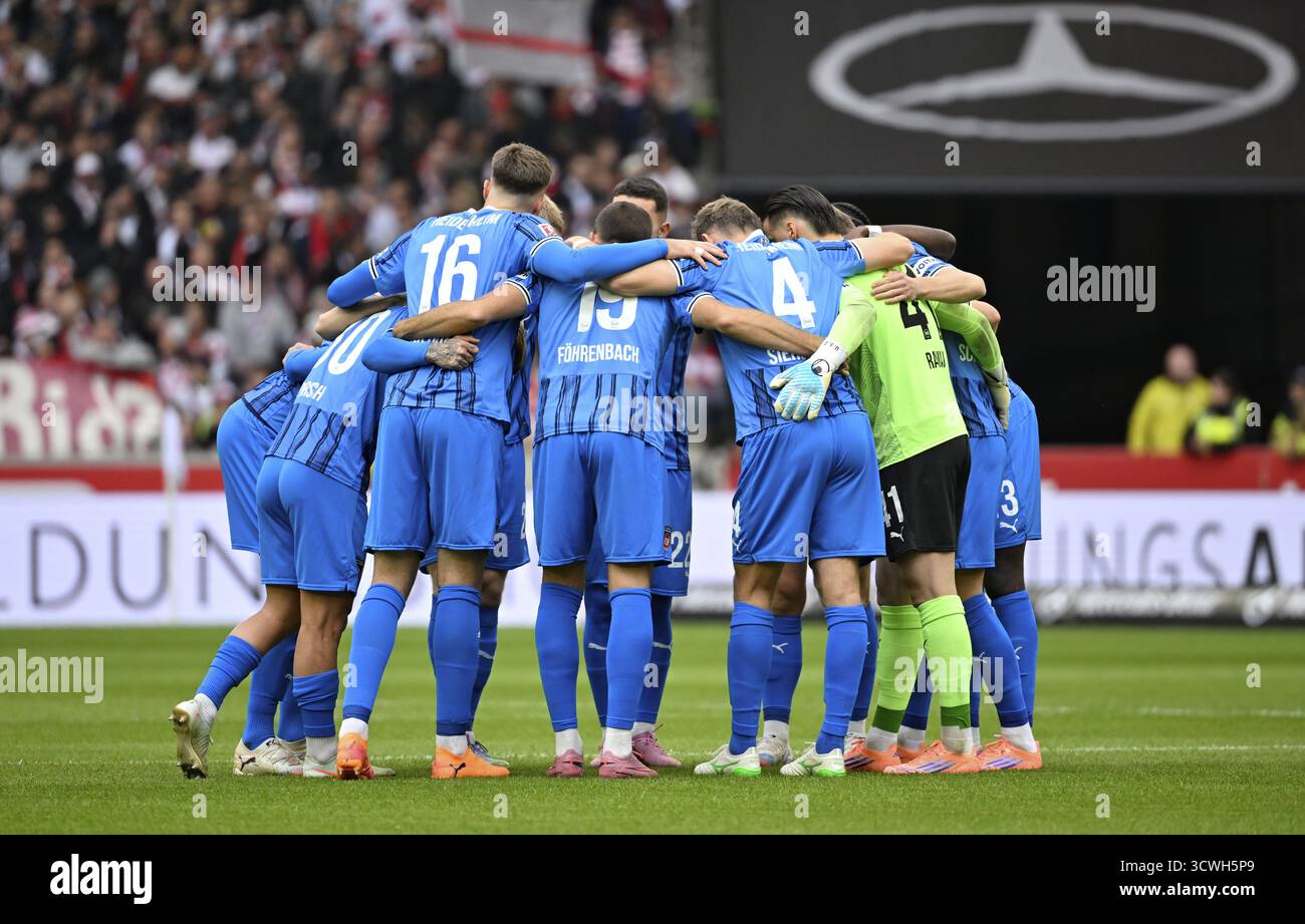 Team building, team Circle davanti all'inizio della partita 1. FC Heidenheim FCH, MHPArena, MHP Arena Stuttgart, Baden-Wuerttemberg, Germania Foto Stock
