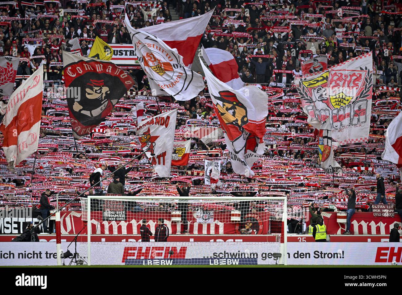 VfB Stuttgart, Cannstatter Kurve, blocco ventola, ventole, curva ventola, bandiere, bandiere, atmosfera, atmosfera suggestiva MHPArena, MHP Arena Stuttgart, Baden-Wuerttemberg Foto Stock