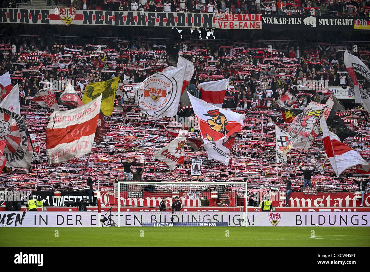 VfB Stuttgart, Cannstatter Kurve, blocco ventola, ventole, curva ventola, bandiere, bandiere, atmosfera, atmosfera suggestiva MHPArena, MHP Arena Stuttgart, Baden-Wuerttemberg Foto Stock