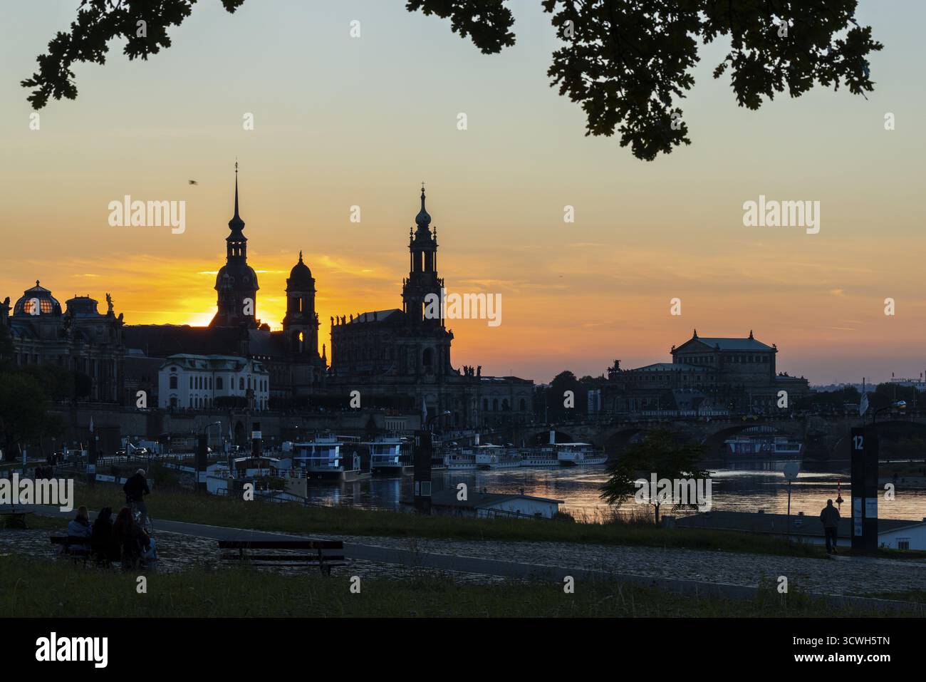 Città vecchia di Dresda al tramonto, Cattedrale Sanctissimae Trinita, Corte d'appello, Palazzo residenziale, Semper Opera, ponte di Augusto, Elba, Dresda, Saxo Foto Stock