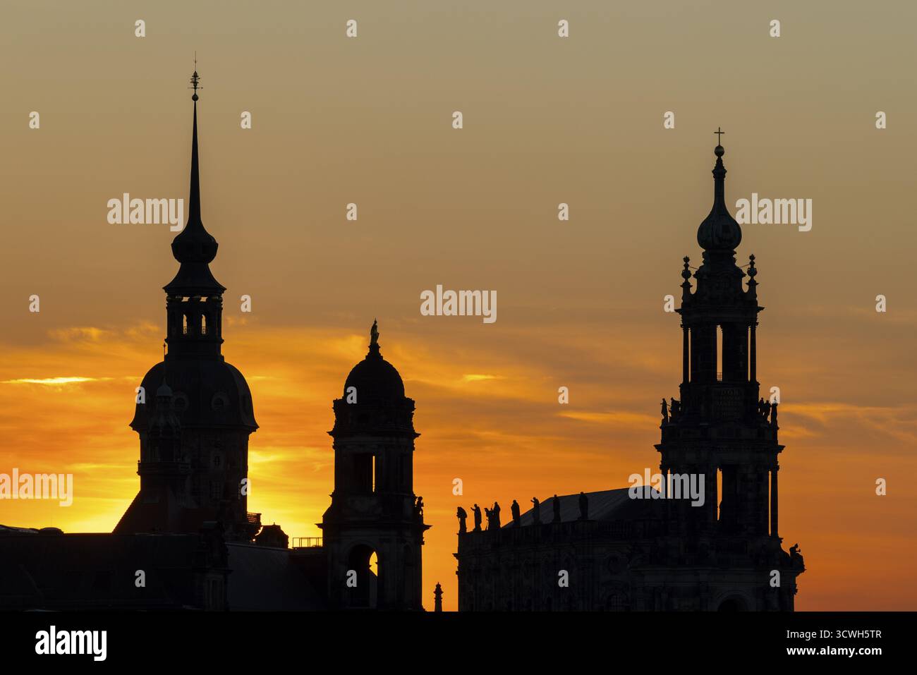 Tre torri al tramonto, Cattedrale Sanctissimae Trinita, Corte d'appello, Palazzo residenziale, Elba, Dresda, Sassonia, Germania Foto Stock